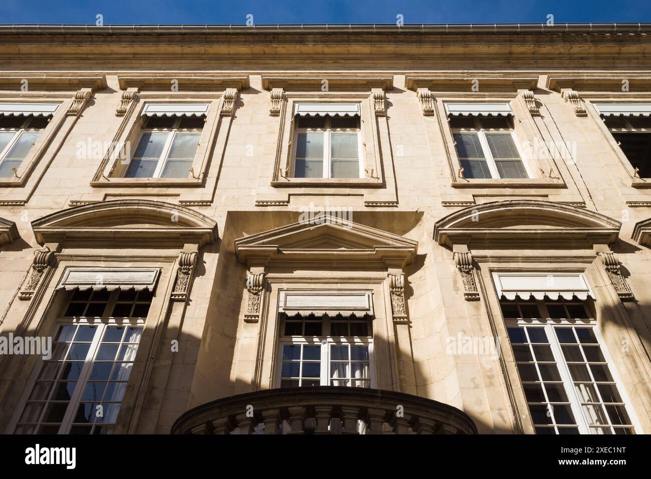 Tipico palazzo neoclassico in pietra ad Avignone, Provenza, Francia. Foto Stock