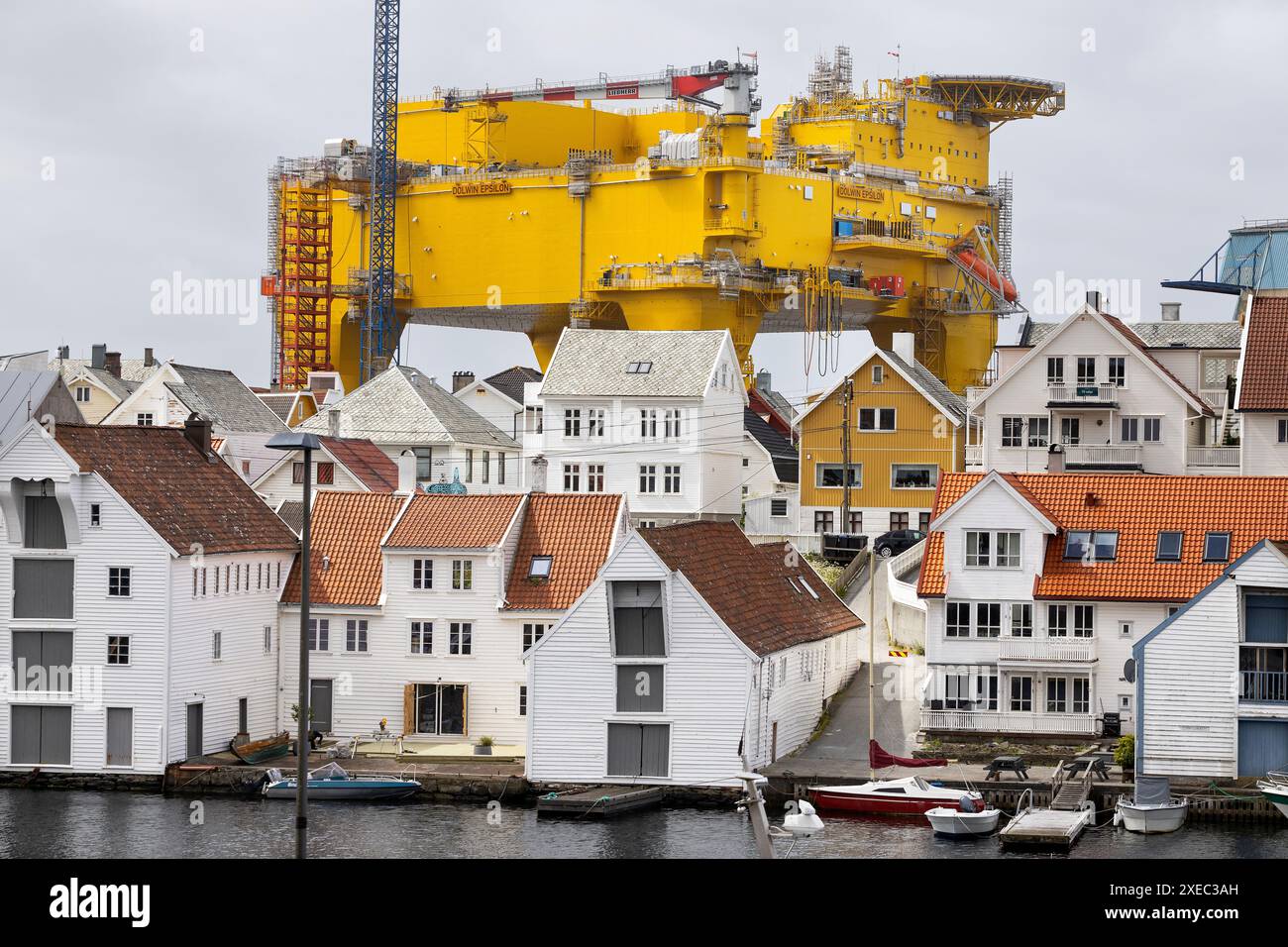 La piattaforma del convertitore offshore Dolwin Epsilon raffigurata a Haugesund, Norvegia, dove la struttura oscura le case. La piattaforma è lunga 82 metri, Foto Stock