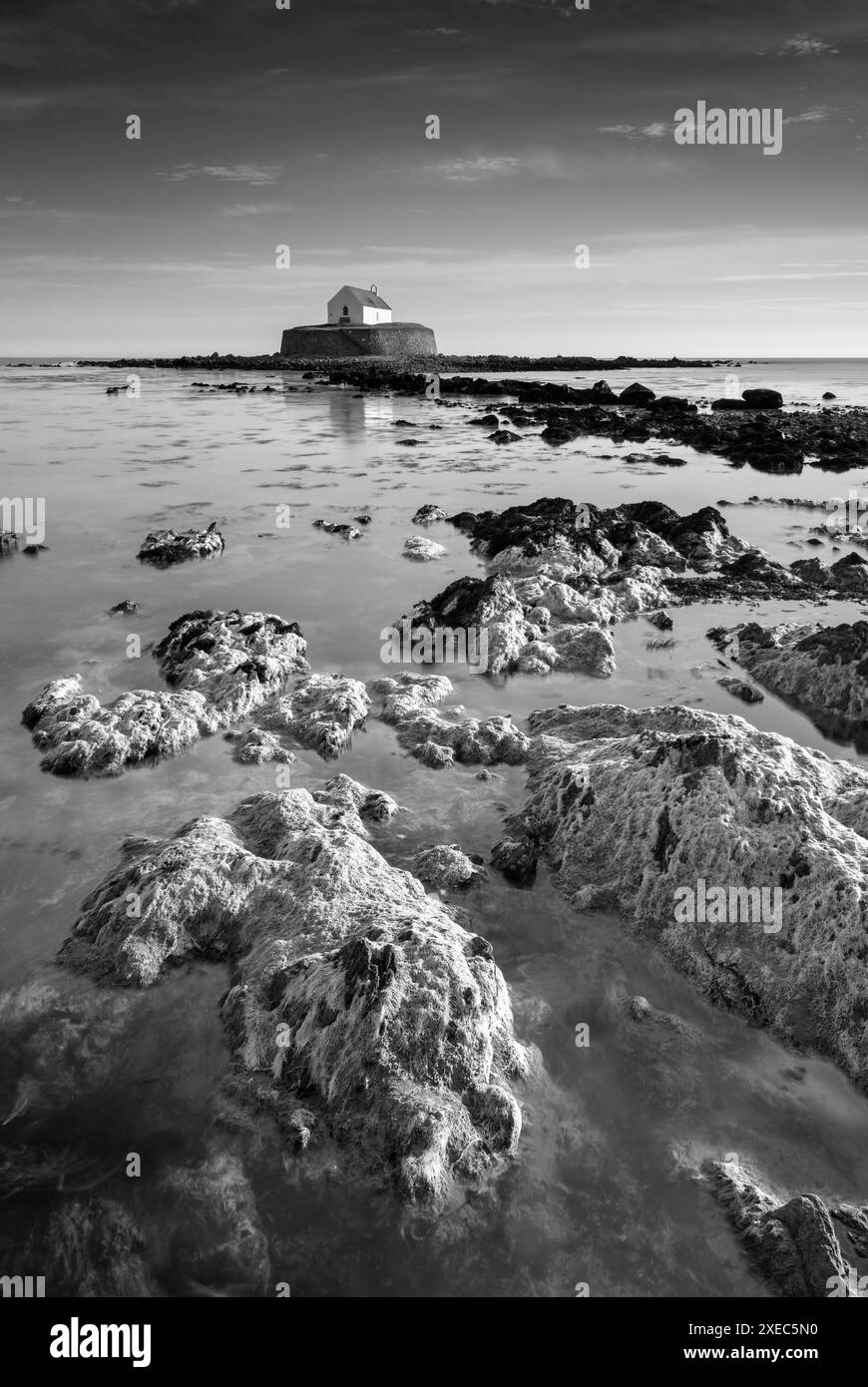 St Cwyfan's Church a Llangadwaladr sull'isola di Anglesey, Galles del Nord, Regno Unito. Primavera (maggio) 2019. Foto Stock