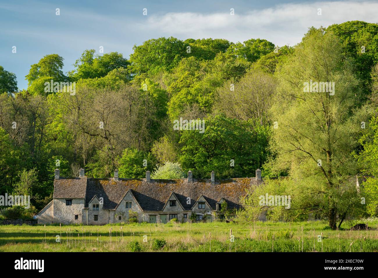 Cottage di Arlington Row nel grazioso villaggio Cotswolds di Bibury, Gloucestershire, Inghilterra. Primavera (maggio) 2019. Foto Stock