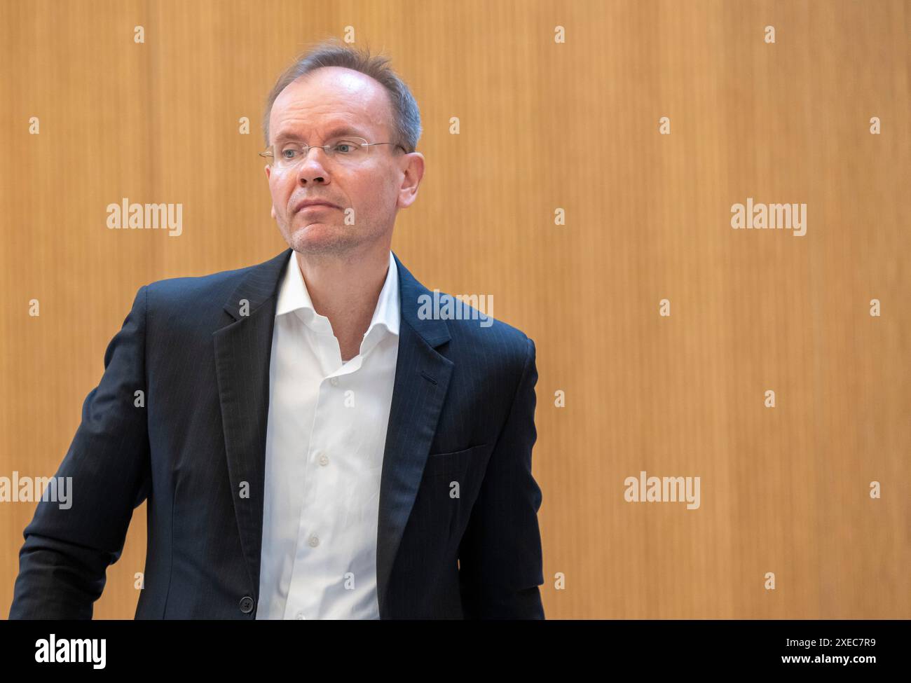 Monaco, Germania. 27 giugno 2024. L'ex amministratore delegato della Wirecard Markus Braun si trova al suo posto nell'aula di tribunale. Nel più grande caso di frode nella storia tedesca del dopoguerra, Braun e altri due ex manager della Wirecard sono stati accusati di sospetta frode commerciale tra bande. Secondo l'accusa, si presume che abbiano falsificato i bilanci di Wirecard dal 2015 e che abbiano frodato banche creditrici per 3,1 miliardi di euro. Crediti: Peter Kneffel/dpa/Alamy Live News Foto Stock
