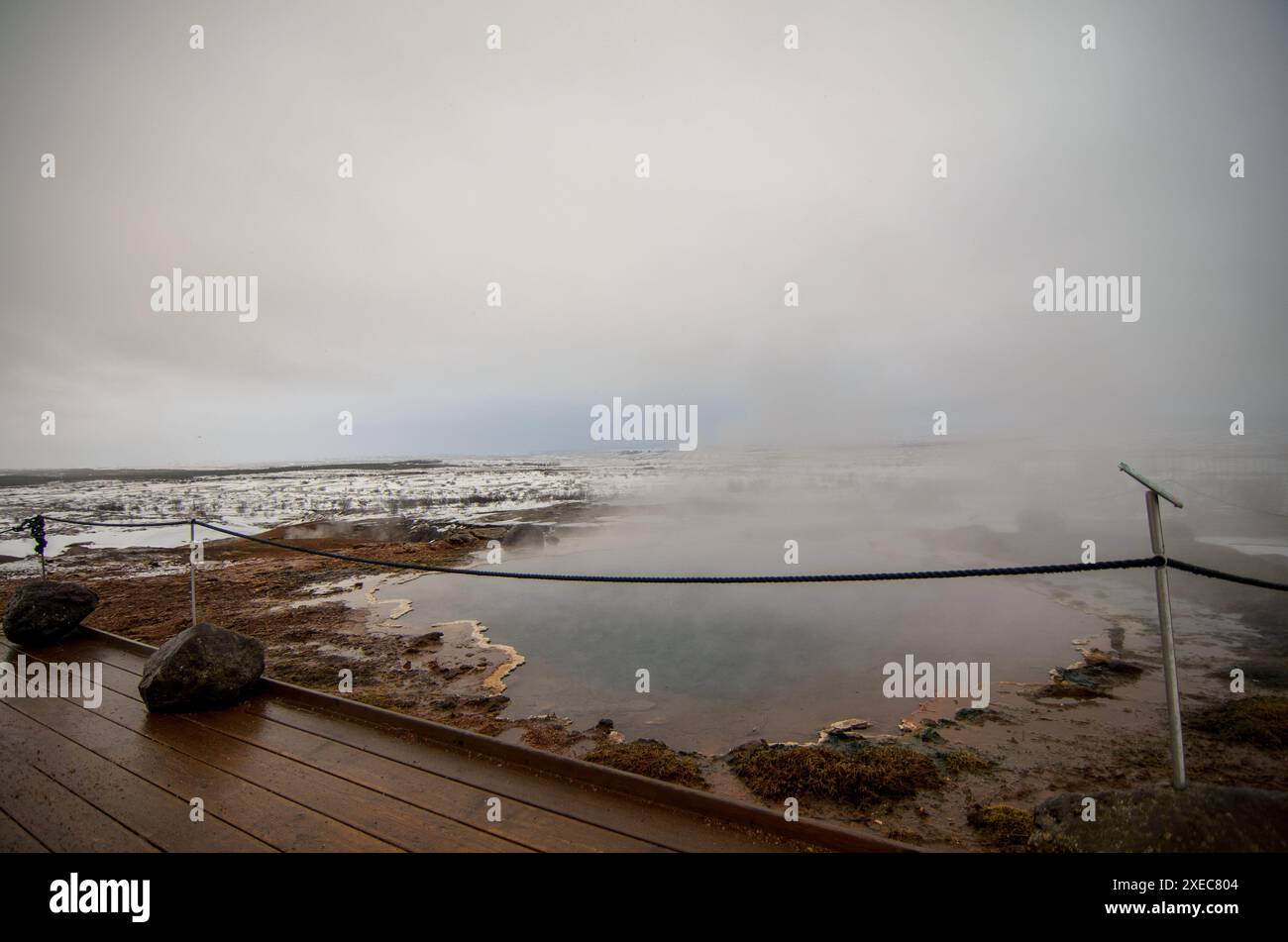 Il grande geyser islandese sogna ora in gran parte dormiente, questa attrazione per i visitatori si riversa nella foschia della mattina presto nella Terra del fuoco e del ghiaccio Foto Stock