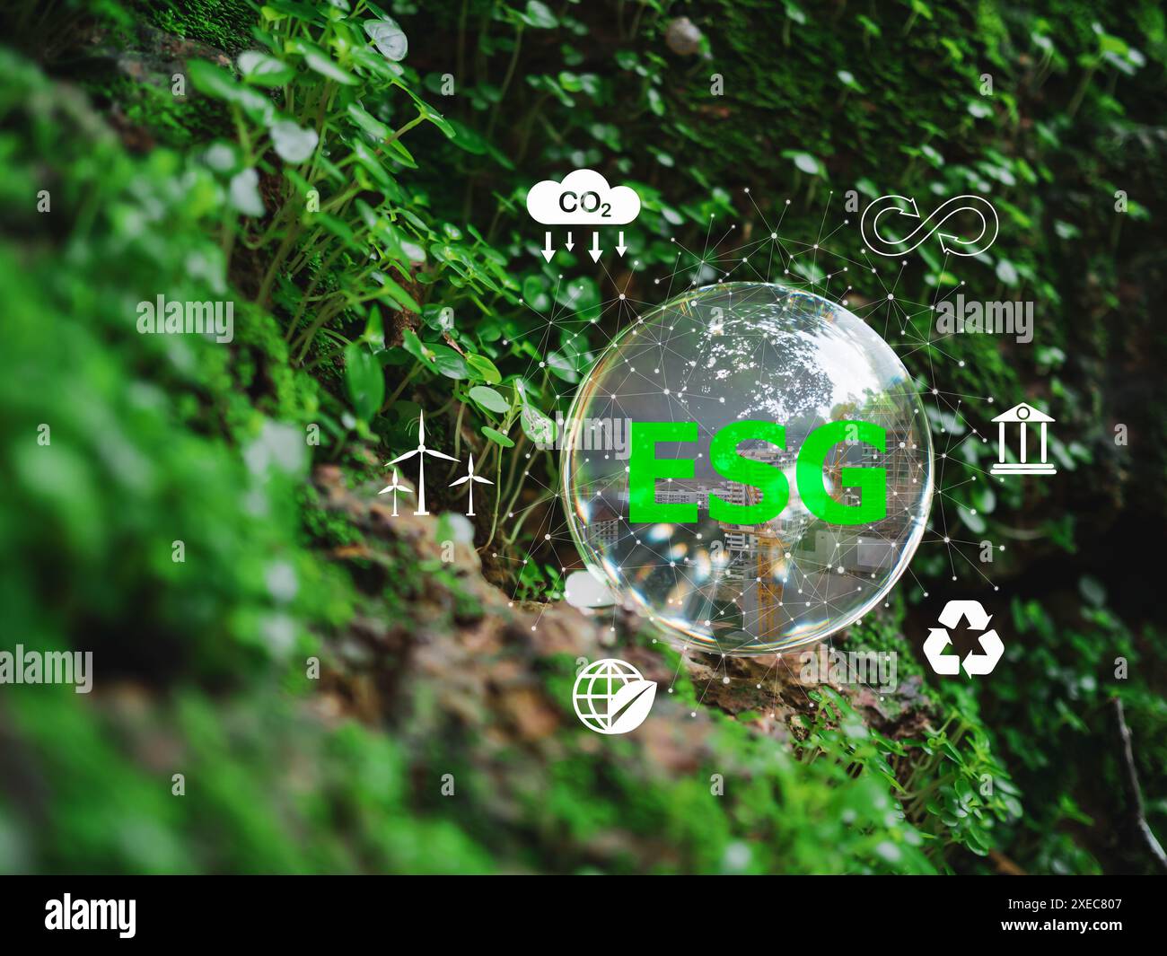 Una sfera di vetro con le lettere esg. Sfera di vetro su sfondo in legno con varie icone e simboli. La scena è una di consapevolezza ambientale e s Foto Stock