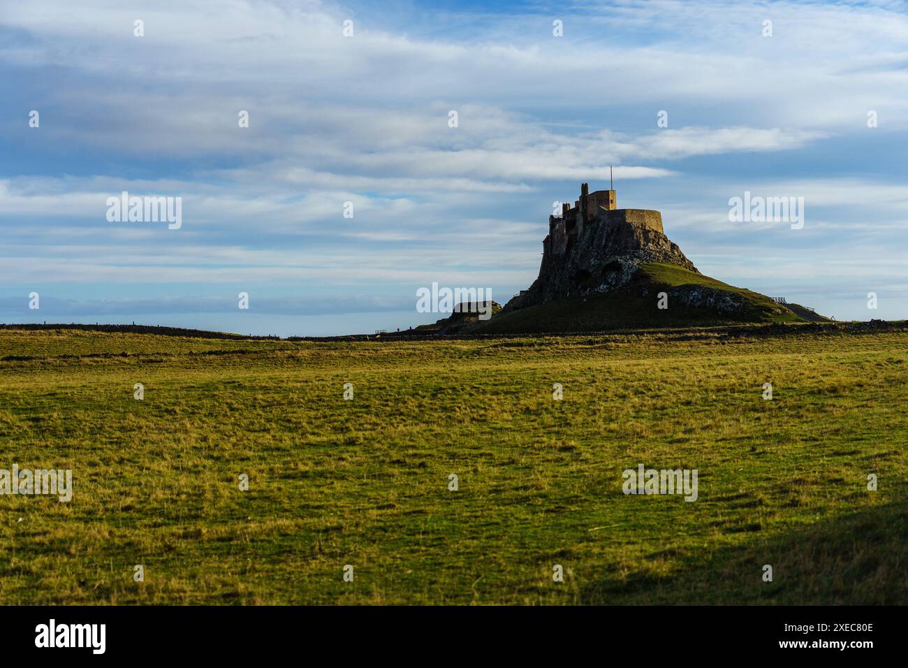 Una vista sul castello di Lindisfarne sull'Isola Santa, Northumbria Foto Stock