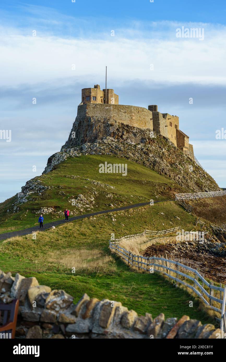 Una vista sul castello di Lindisfarne sull'Isola Santa, Northumbria Foto Stock