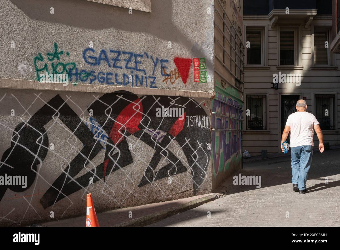 Istanbul, Turchia. 27 giugno 2024. Nel mezzo della guerra israeliana contro Gaza, la Turchia è un convinto sostenitore di Hamas e della Palestina, i graffiti filo-palestinesi si vedono nel quartiere centrale di Beyoğlu a Istanbul. Sul muro è scritto: “Benvenuti a Gaza”. Crediti: Ingrid Woudwijk/Alamy Live News Foto Stock