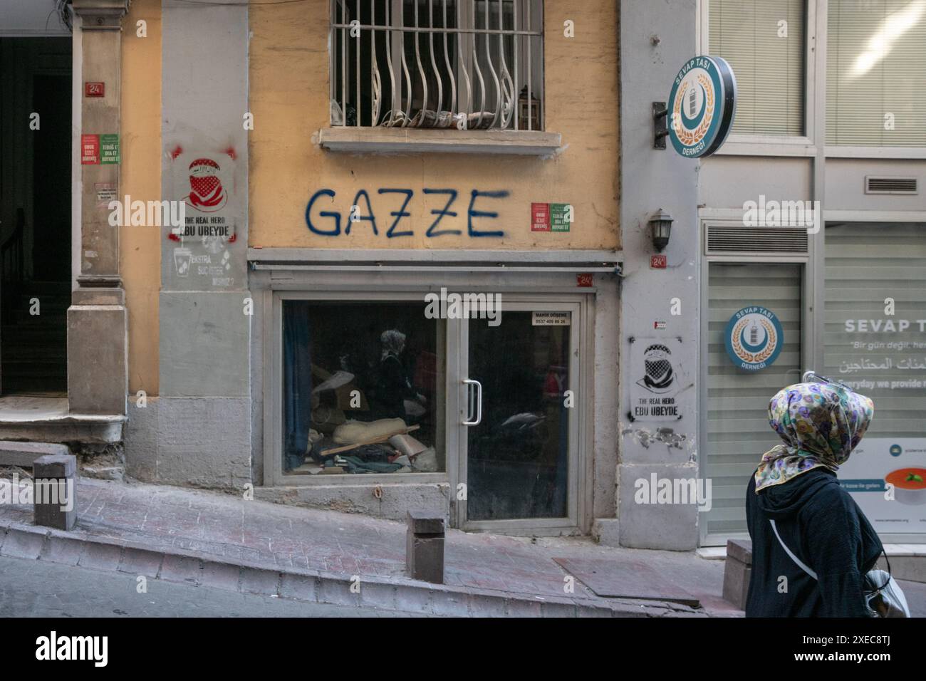 Istanbul, Turchia. 27 giugno 2024. Nel mezzo della guerra israeliana contro Gaza, la Turchia è un convinto sostenitore di Hamas e della Palestina, i graffiti filo-palestinesi si vedono nel quartiere centrale di Beyoğlu a Istanbul. I graffiti si riferiscono ad Abu Obaida, portavoce dell’ala militare di Hamas, con il testo “il vero eroe”. Crediti: Ingrid Woudwijk/Alamy Live News Foto Stock