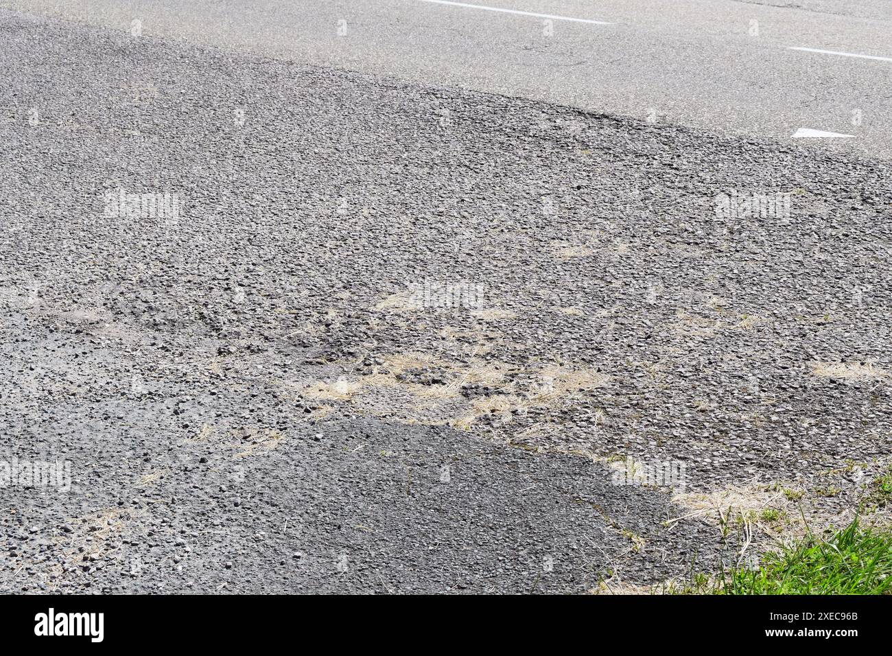 strada di campagna con asfalto buono e cattivo Foto Stock