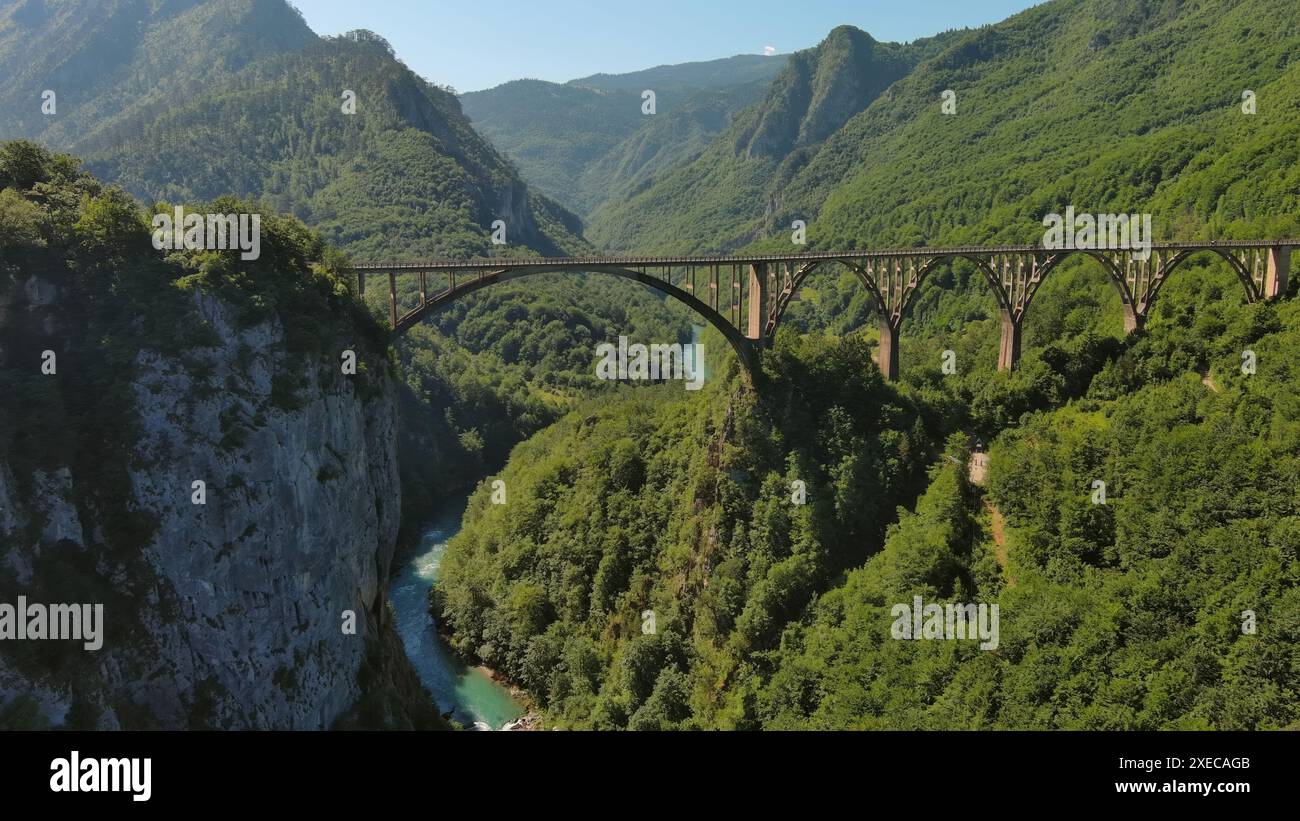 Vista aerea sul ponte ad arco di Djurdjevica su Tara Foto Stock