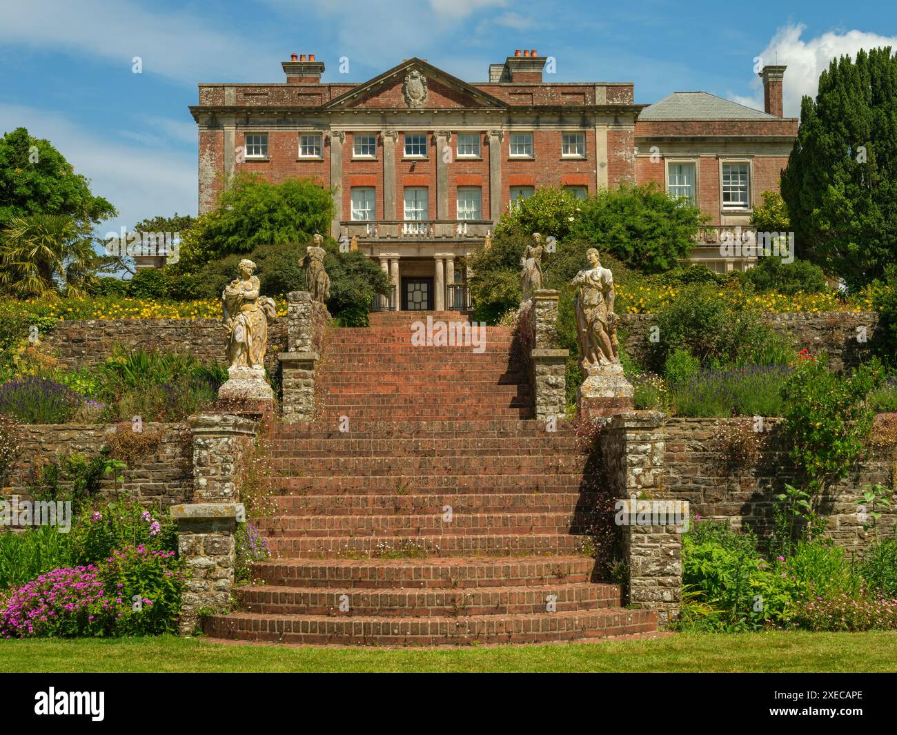 Tapeley Park è una tenuta storica situata a Westleigh, nel Devon settentrionale, in Inghilterra. La casa padronale è classificata di grado due ed è stata ristrutturata fin dalla sua costruzione Foto Stock
