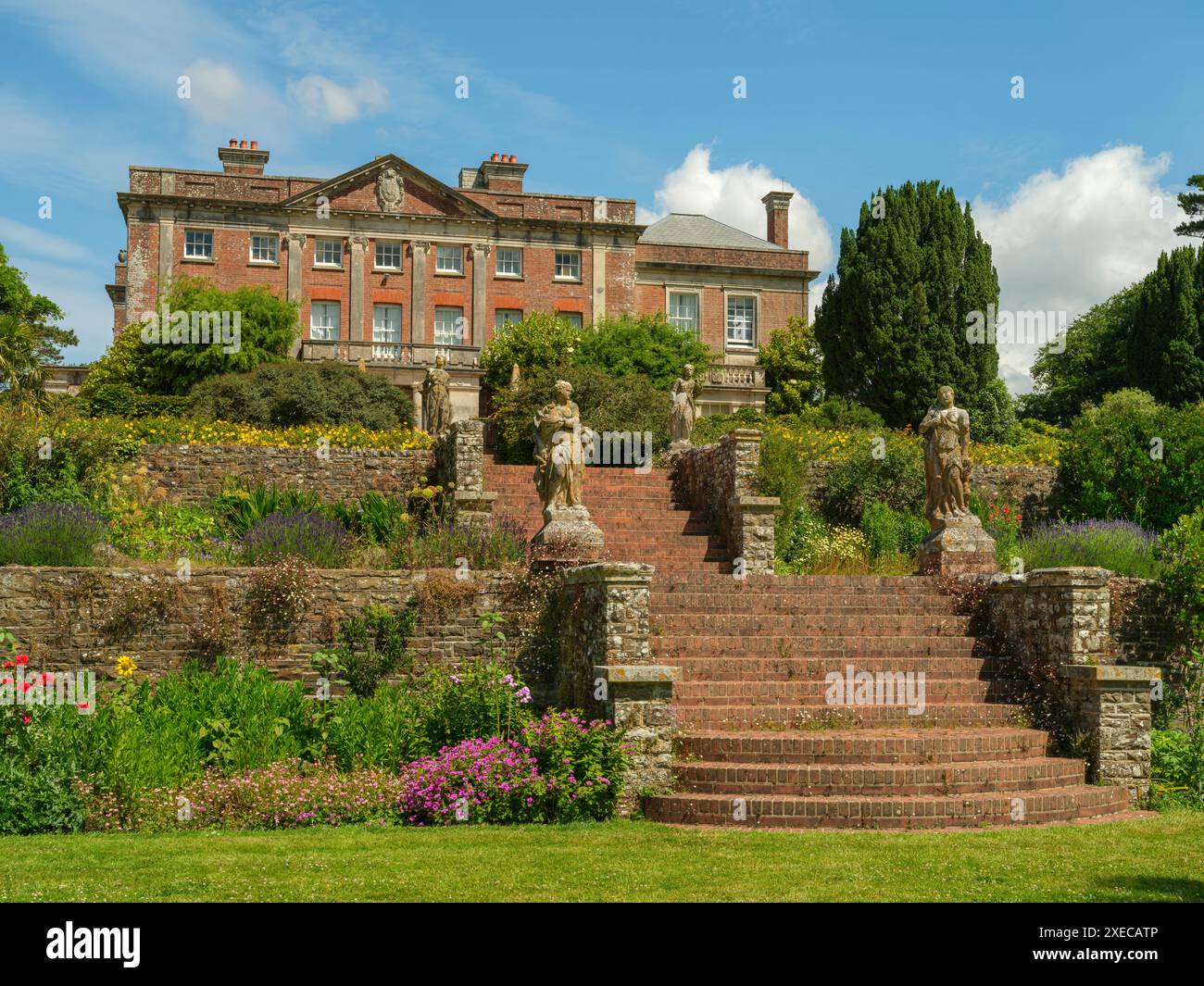 Tapeley Park è una tenuta storica situata a Westleigh, nel Devon settentrionale, in Inghilterra. La casa padronale è classificata di grado due ed è stata ristrutturata fin dalla sua costruzione Foto Stock
