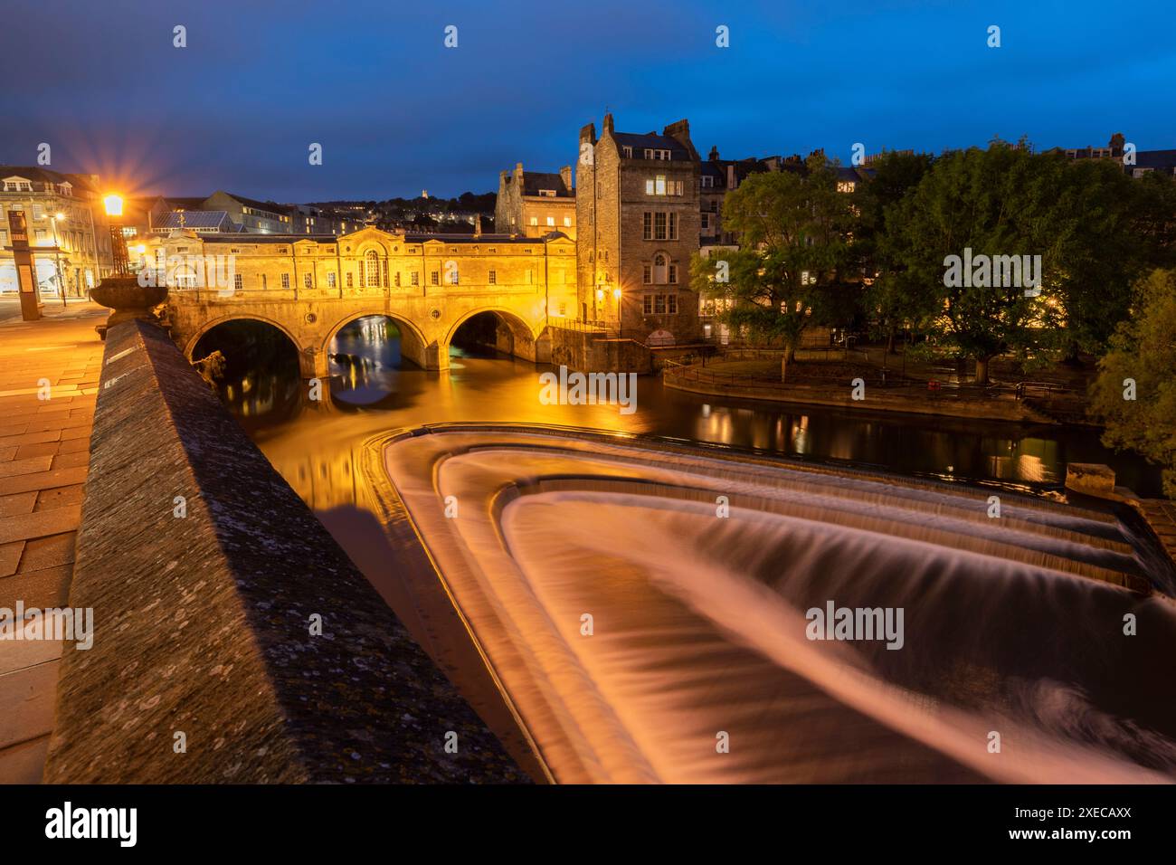 Ripresa notturna del Pulteney Bridge e del fiume Avon weir, Bath, Somerset, Inghilterra. Estate (giugno) 2019. Foto Stock