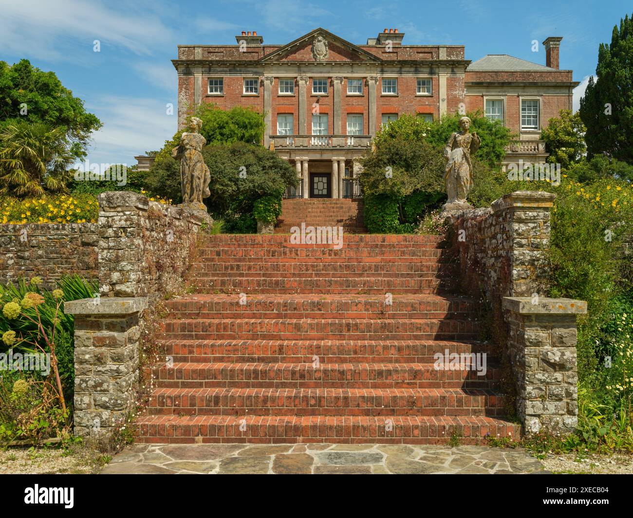 Tapeley Park è una tenuta storica situata a Westleigh, nel Devon settentrionale, in Inghilterra. La casa padronale è classificata di grado due ed è stata ristrutturata fin dalla sua costruzione Foto Stock