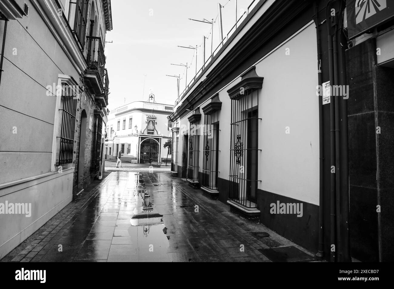 Isla Cristina, Huelva, Andalusia, Spagna- 23 ottobre 2023: Strade strette e case belle e colorate nella città di Isla Cristina, Huelva Foto Stock