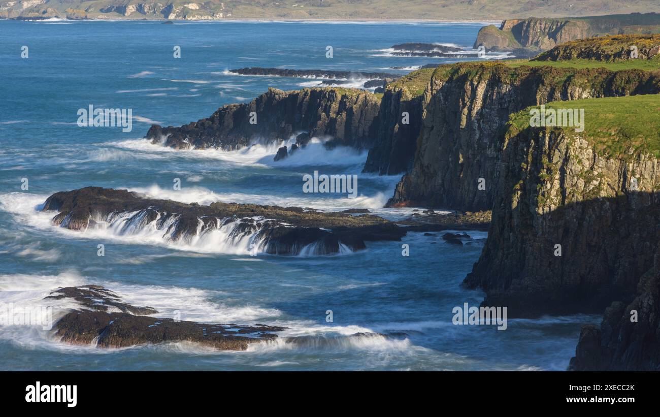 Spettacolare costa a Dunseverick sulla Causeway Coast, contea di Antrim, Irlanda del Nord, Regno Unito. Primavera (marzo) 2024. Foto Stock