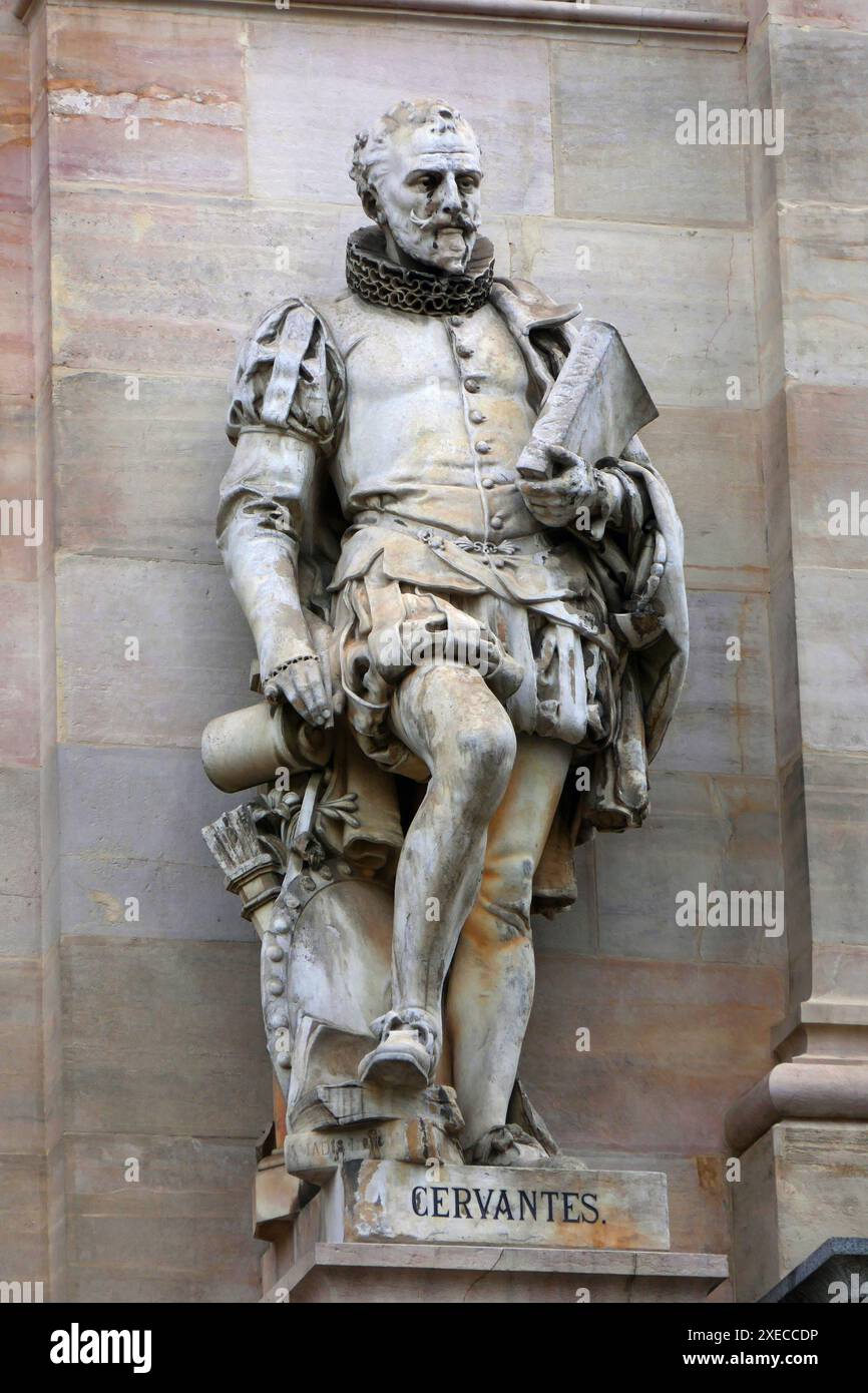 Monumento di Miguel de Cervantes Saavedra di fronte alla Biblioteca Nazionale spagnola di Madrid Foto Stock