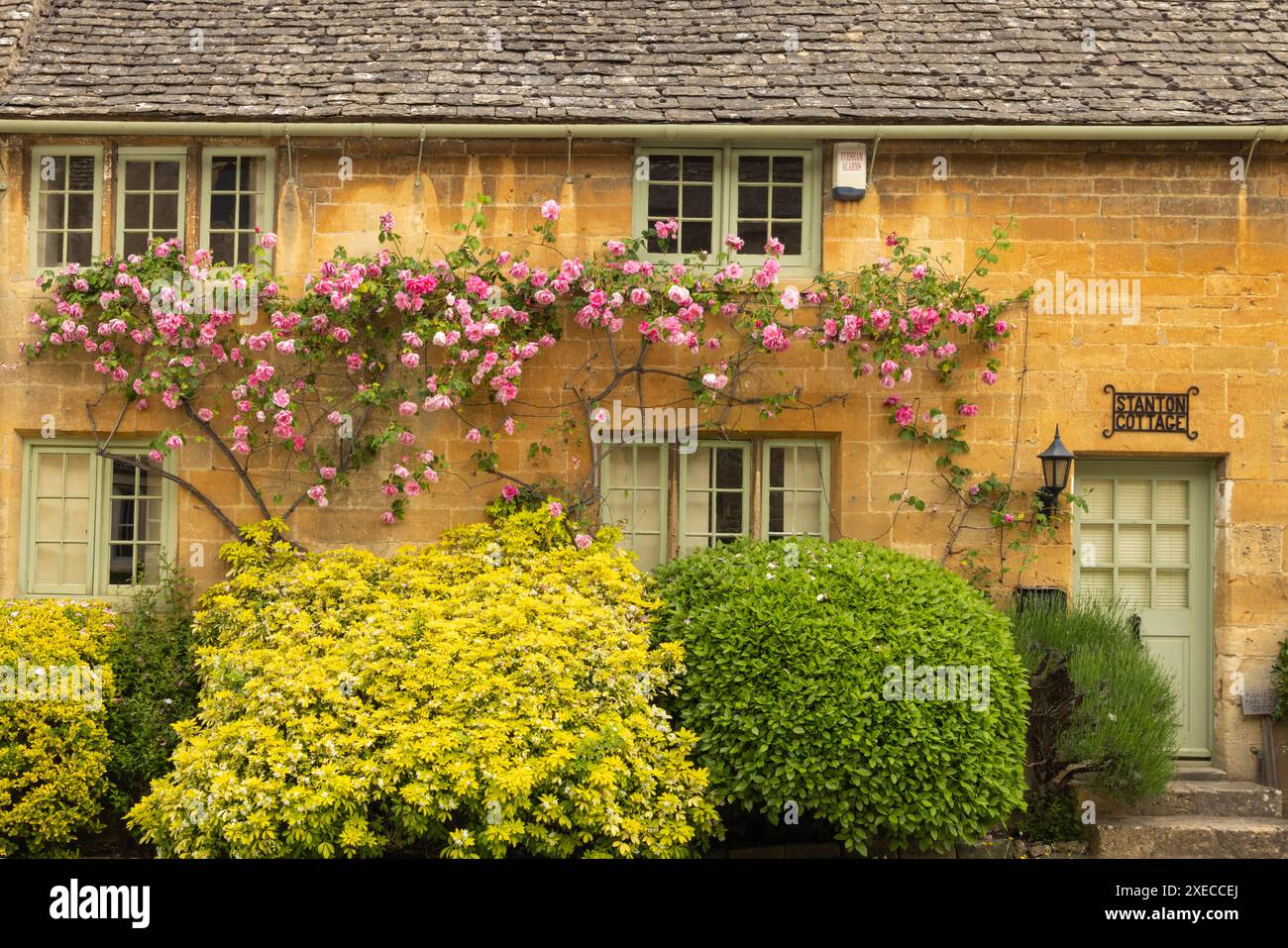 Bel cottage nel villaggio Cotswolds di Stanton, Gloucestershire, Inghilterra. Primavera (maggio) 2024. Foto Stock