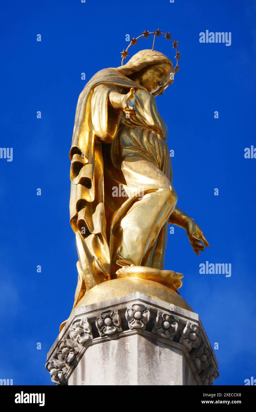 Scultura di Zagabria dell'Angelo d'Oro di fronte alla cattedrale, Croazia Foto Stock