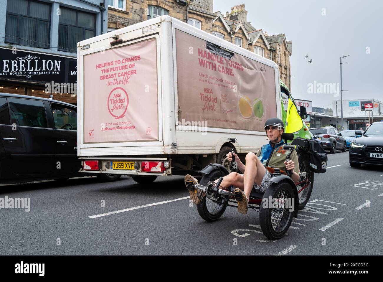 Una bicicletta triciciclo a tre ruote reclinata con pneumatici grassi percorsa lungo una strada a Newquay, in Cornovaglia, nel Regno Unito. Foto Stock