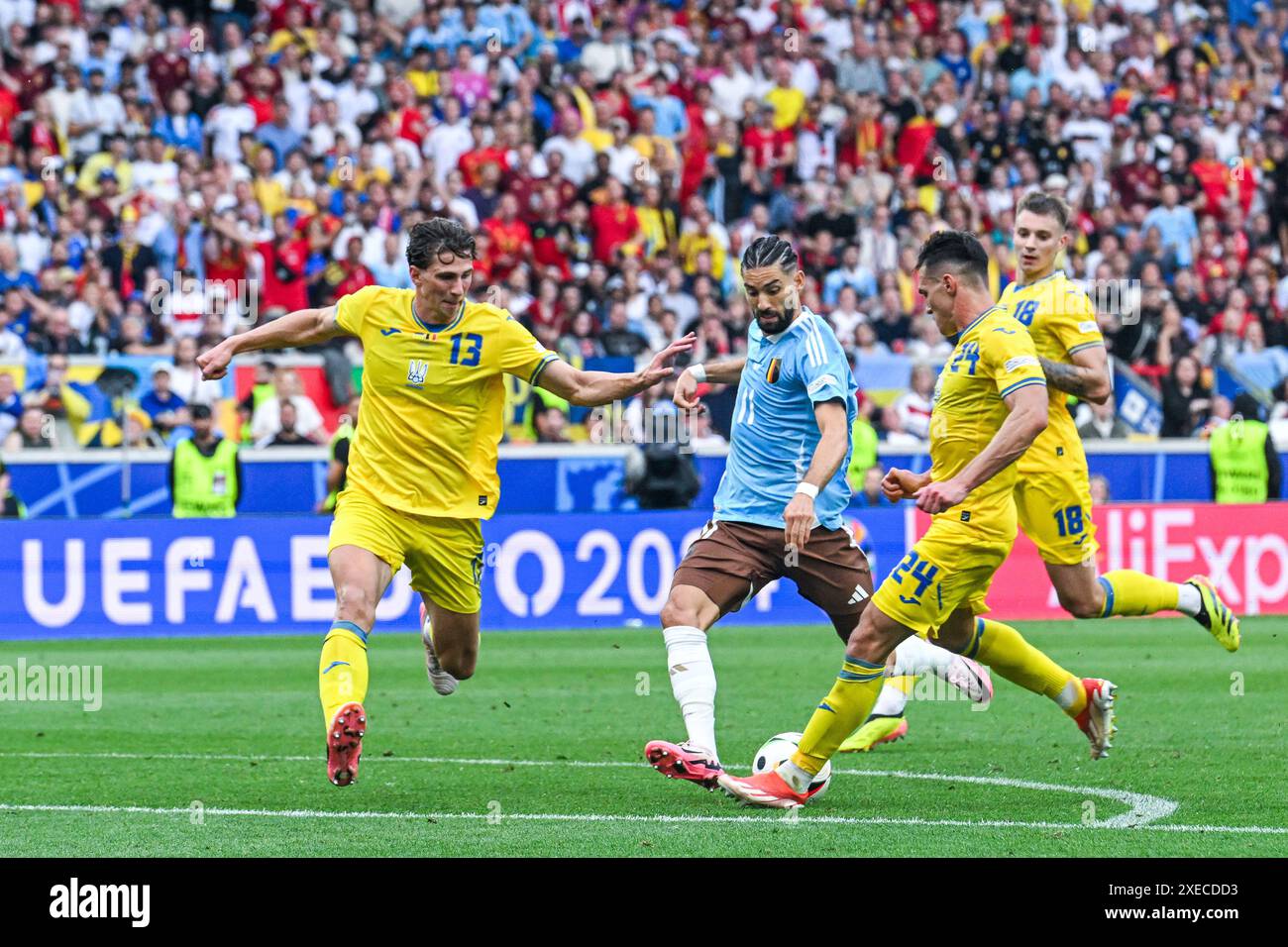 Illia Zabarnyi (13) dell'Ucraina , Yannick Carrasco (11) del Belgio , Oleksandr Tymchyk (24) dell'Ucraina durante una partita di calcio tra le squadre nazionali dell'Ucraina e del Belgio, chiamati i Red Devils nella terza giornata del gruppo e nella fase a gironi del torneo UEFA Euro 2024 , mercoledì 26 giugno 2024 a Stoccarda , Germania . FOTO SPORTPIX | Stijn Audooren Foto Stock
