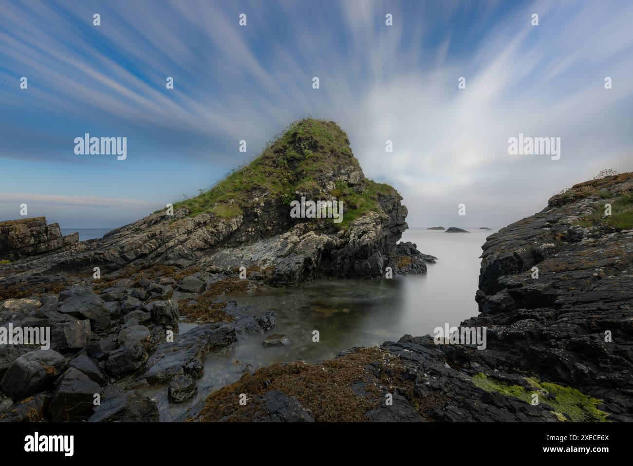 Whinnyfold è un piccolo villaggio sulla cima di una scogliera all'estremità meridionale della baia di Cruden nell'Aberdeenshire, in Scozia. Foto Stock