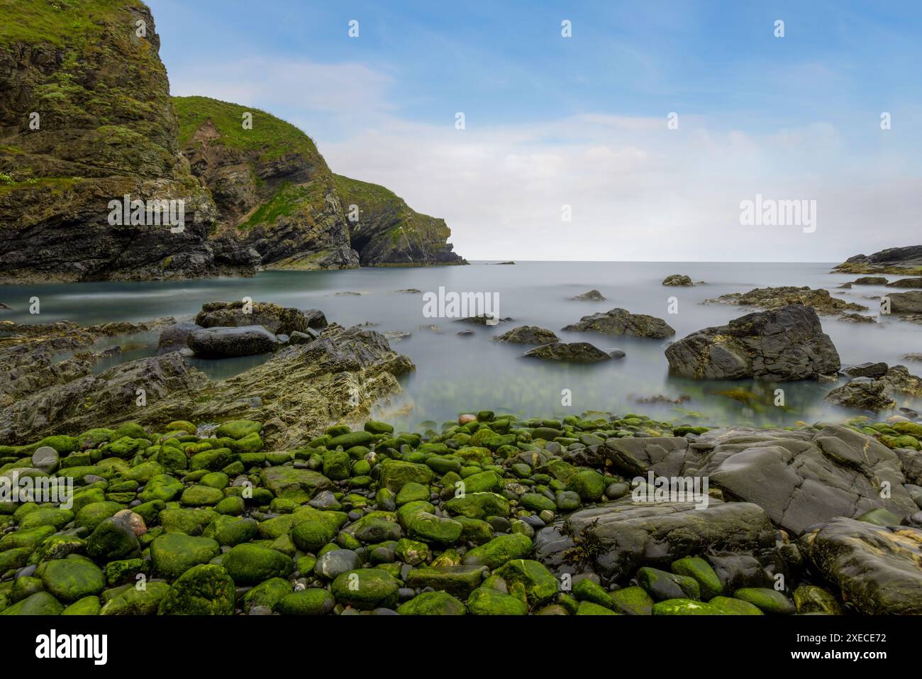 Whinnyfold è un piccolo villaggio sulla cima di una scogliera all'estremità meridionale della baia di Cruden nell'Aberdeenshire, in Scozia. Foto Stock
