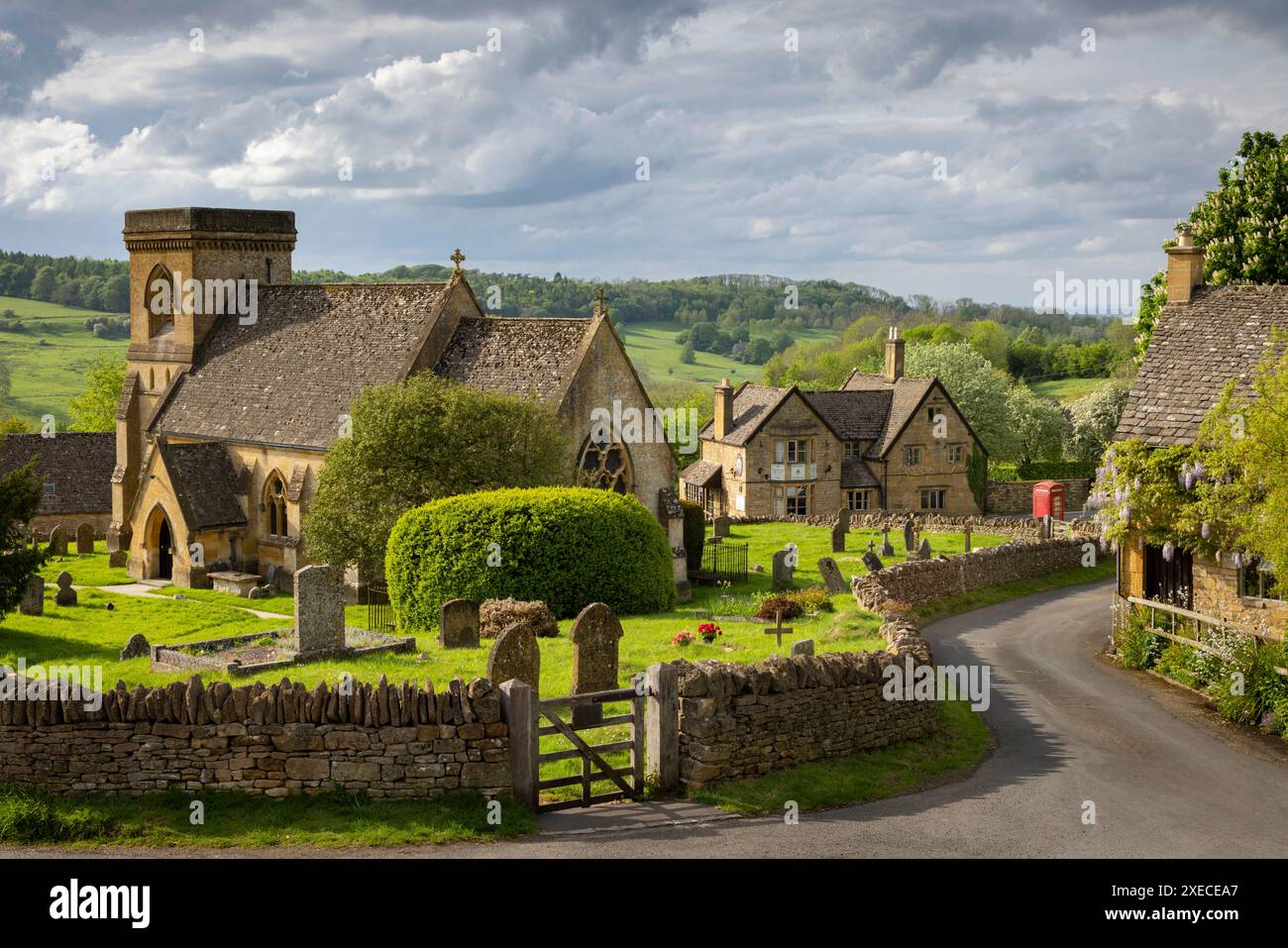 Pittoresco villaggio di Costwolds e chiesa parrocchiale a Snowshill, Worcestershire, Inghilterra. Primavera (maggio) 2024. Foto Stock