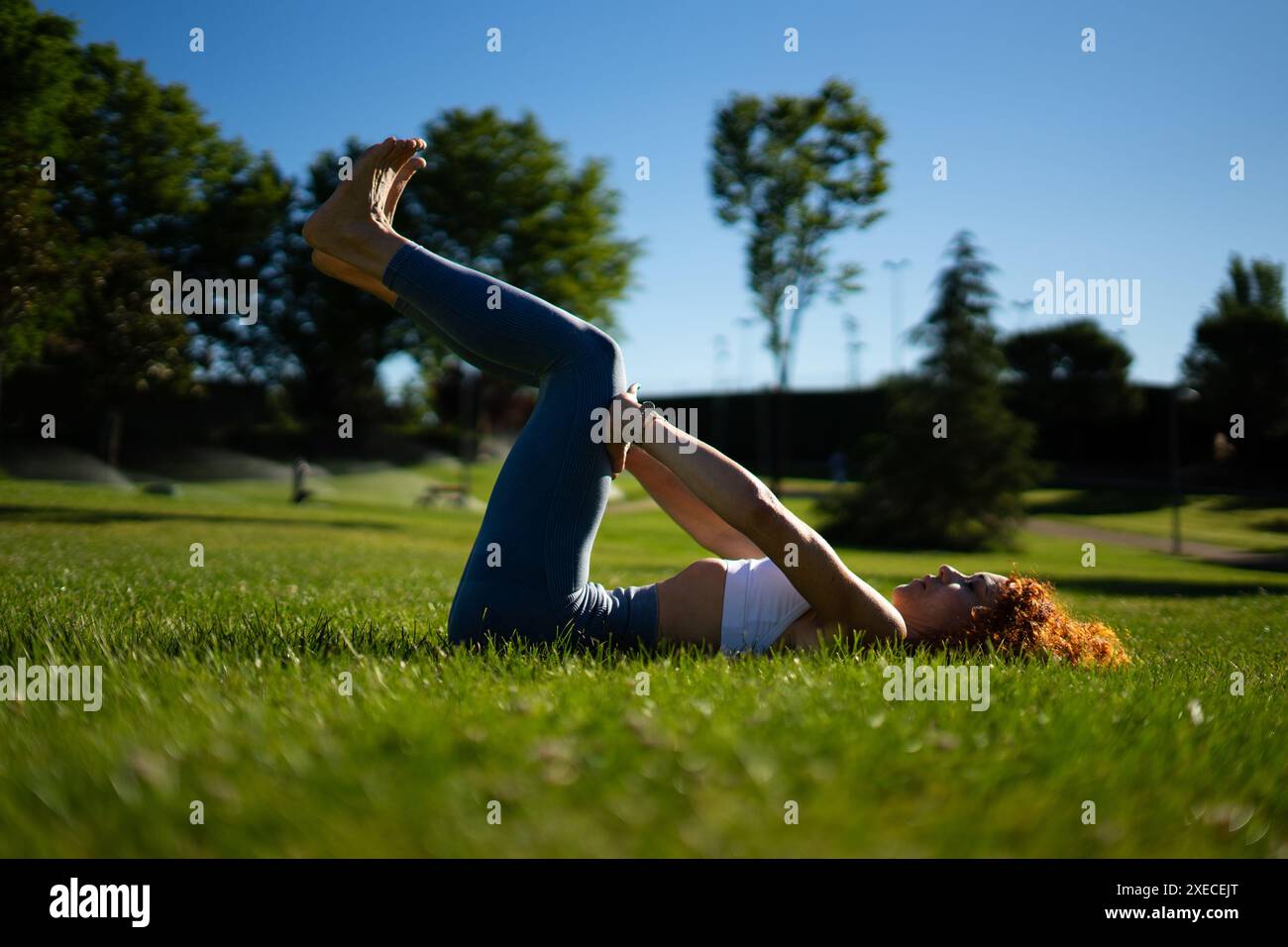 Donna che fa il metodo ipopressivo all'aperto Foto Stock