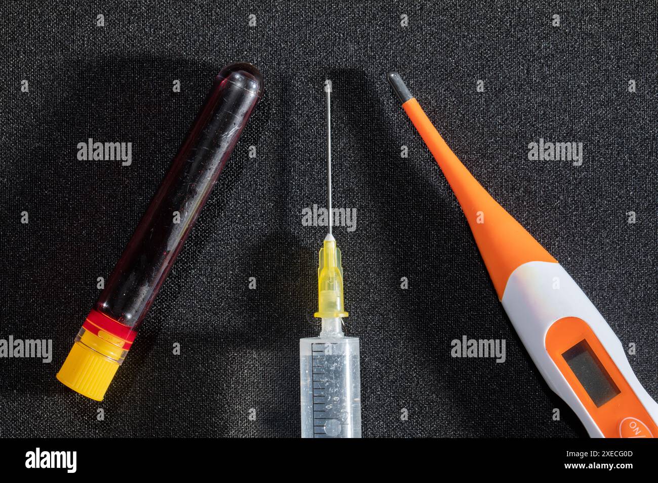 Una serie di elementi necessari per un esame del sangue medico per il virus COVID-19 Foto Stock