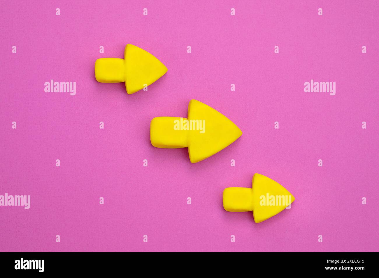 Frecce che puntano a destra. Mockup 3D, segno giallo che punta la direzione su sfondo Pinke. Concetto di "Right Way". Foto Stock