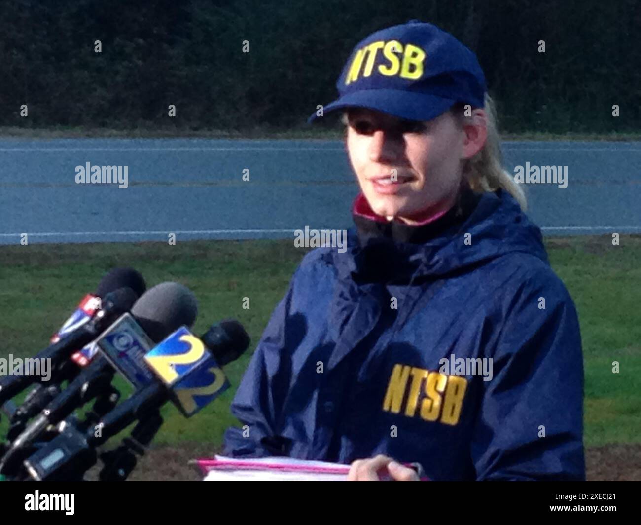 Heidi Moats, investigatore per la sicurezza aerea dell'NTSB, informa i media sulle indagini sull'incidente del 2 dicembre di un Piper PA-46 a Dawsonville, Georgia. . Foto Stock