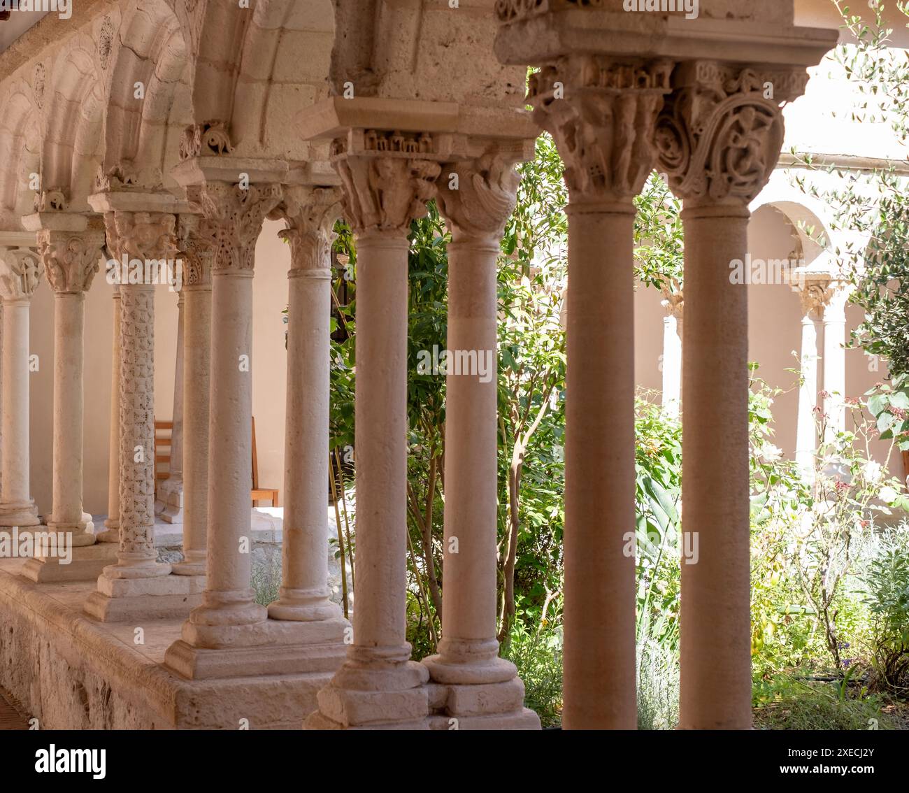 AIX en Provence, Francia. Stupendi chiostri in pietra scolpita nella cattedrale di Saint Sauveur ad Aix-en-Provence. Foto Stock
