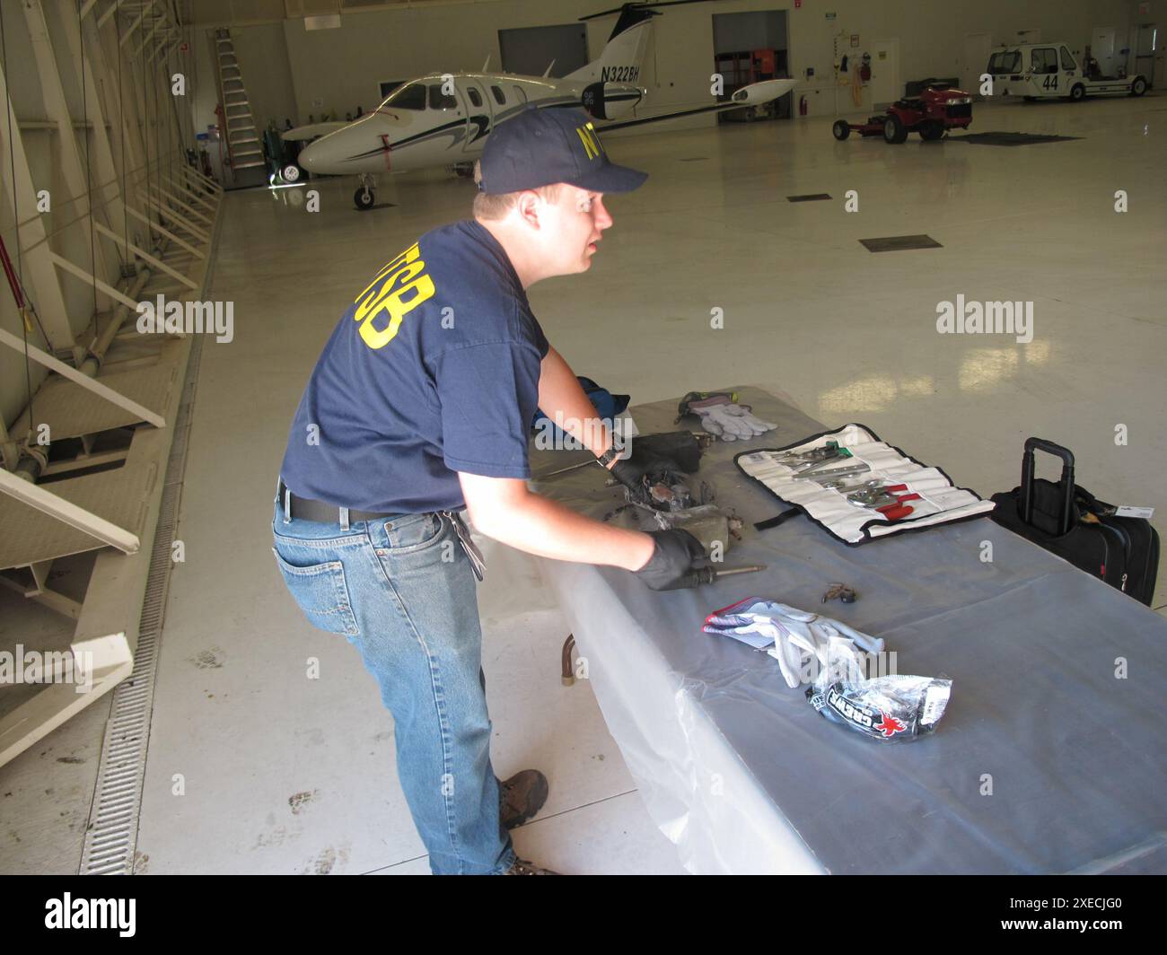 Jeremy Laurel, stagista dell'ufficio regionale orientale dell'NTSB, assiste nelle indagini sul disastro di un Piper PA-31-325 del 16 giugno 2016 a State College, Pennsylvania. ERA16FA215 Foto Stock