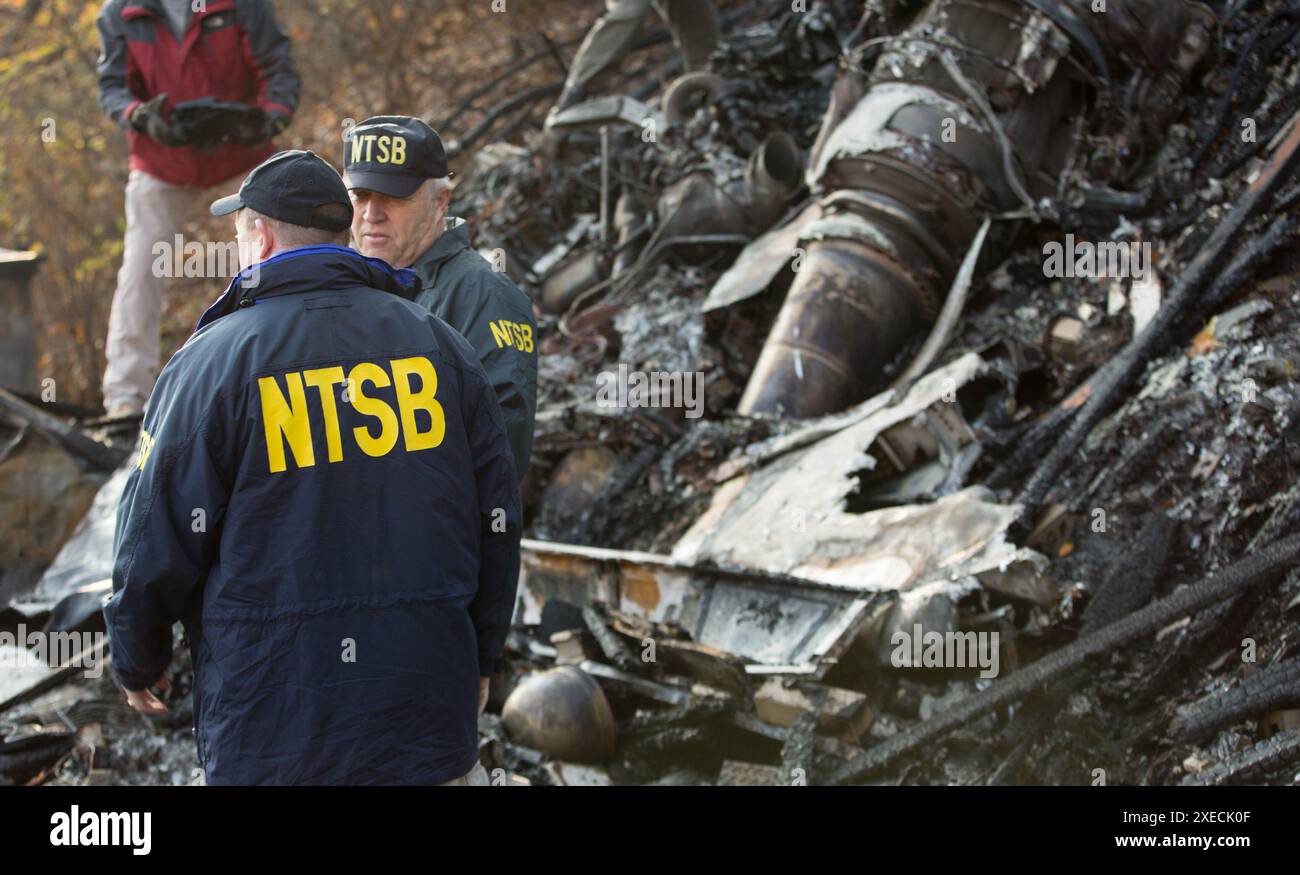 Investigatori dell'NTSB sulla scena dell'incidente di un Hawker 125-700 in un condominio ad Akron, Ohio, Akron, OH, 10 novembre 2015 Foto Stock