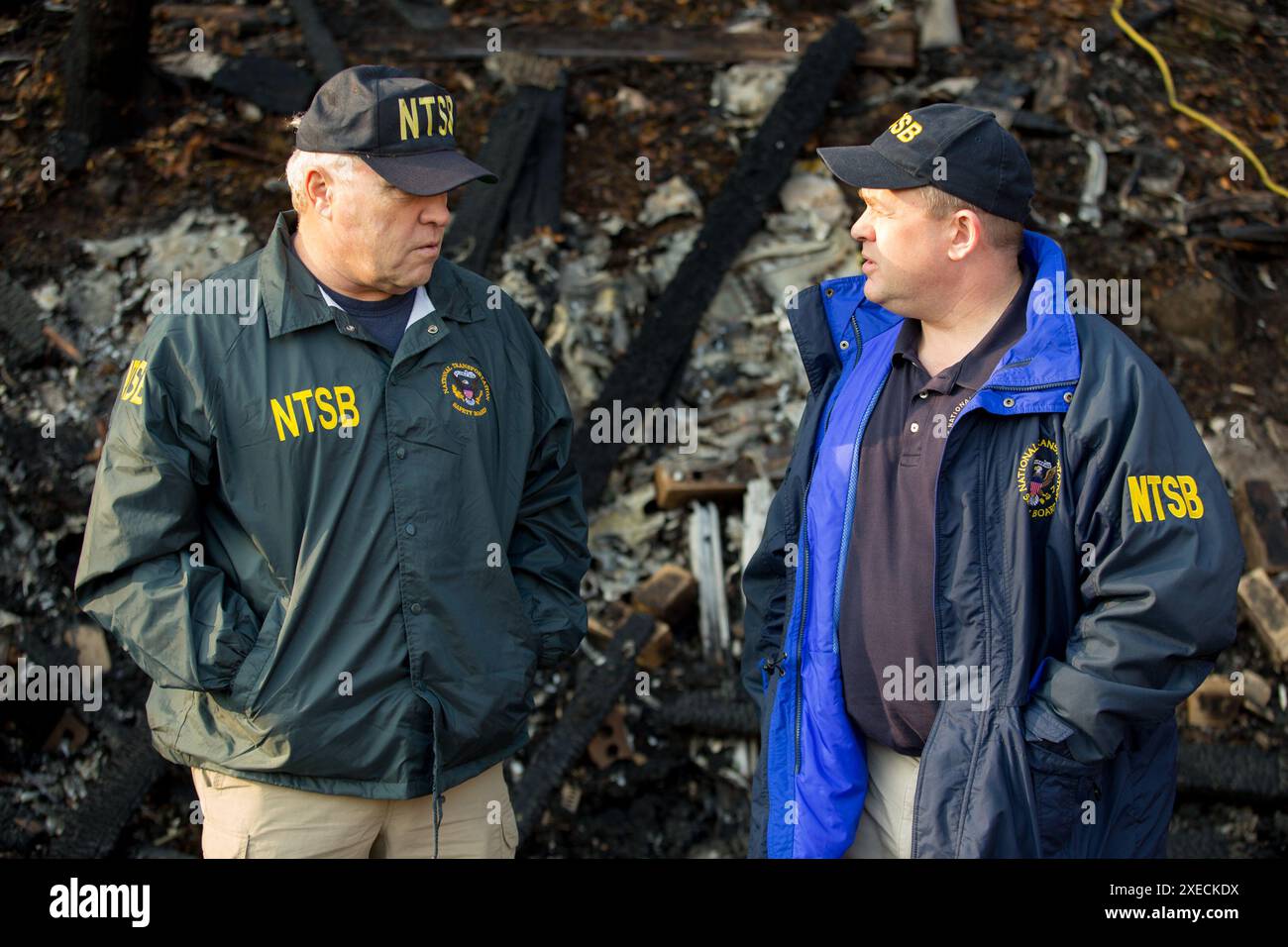 Investigatori dell'NTSB sulla scena dell'incidente di un Hawker 125-700 in un condominio ad Akron, Ohio, Akron, OH, 10 novembre 2015 Foto Stock