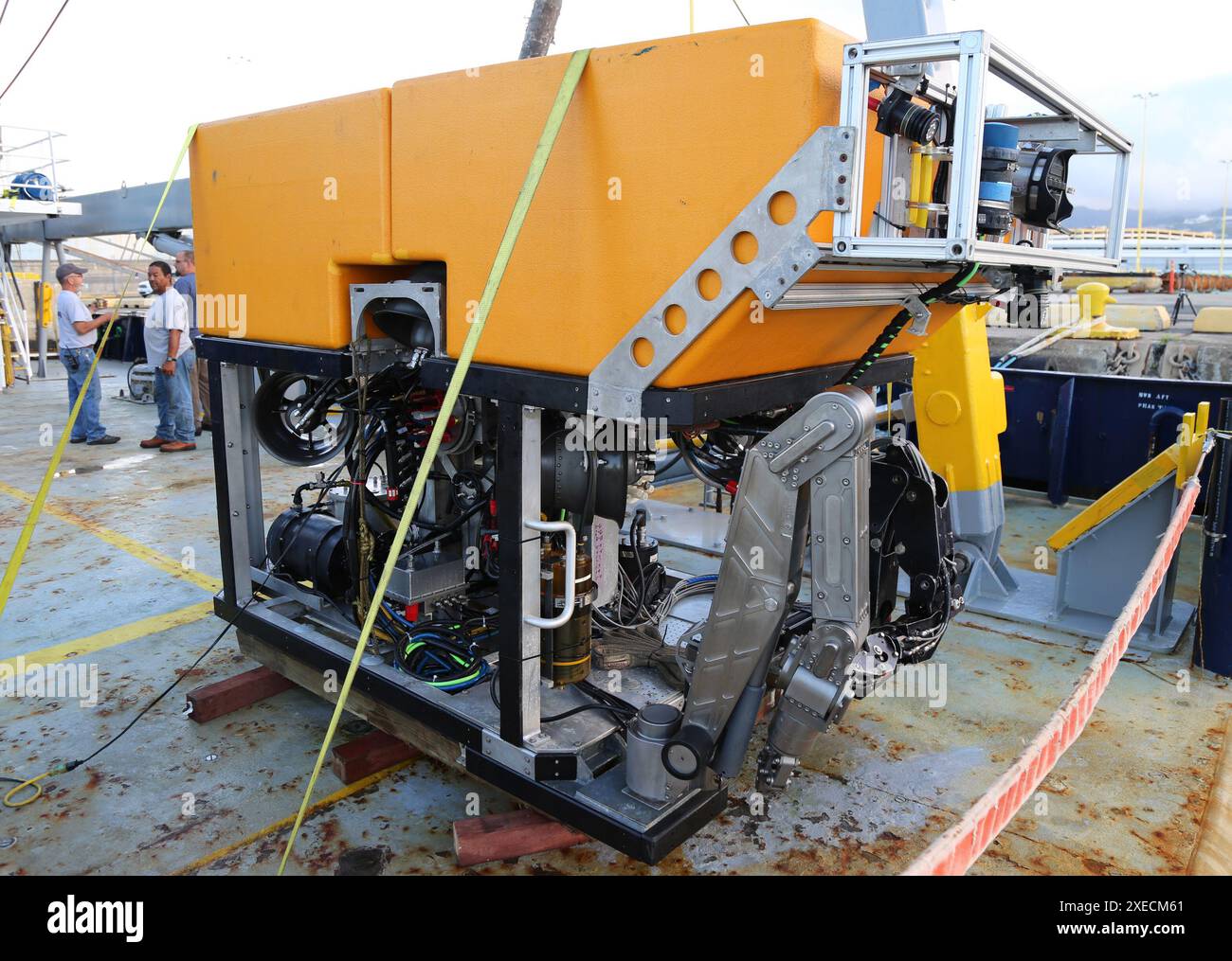 HONOLULU (12 ottobre 2021) —la foto scattata il 12 ottobre 2021 mostra il veicolo azionato a distanza (ROV) sul Bold Horizon al porto di Honolulu. Il ROV sarà uno degli strumenti utilizzati per il recupero subacqueo del relitto di un jet cargo TransAir B-737 che è stato scaricato nell'Oceano Pacifico poco dopo aver lasciato l'aeroporto internazionale Daniel K. Inouye il 2 luglio 2021. Il volo Transair 810 HONOLULU (12 ottobre 2021) â€” la foto scattata il 12 ottobre 2021 mostra il veicolo a distanza (ROV) sul Bold Horizon al porto di Honolulu. La ROV sarà uno degli attrezzi utilizzati nel sottoscocca Foto Stock