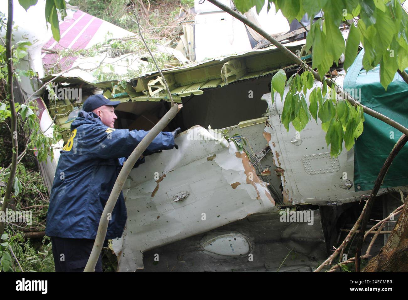 CHARLESTON, WV — 6 maggio 2017. L'investigatore dell'NTSB Aaron McCarter documenta i principali rottami di aeroplano all'Aeroporto Internazionale di Charleston Yeager. Crash of Air Cargo Cargo Carrier Shorts SD-330 all'aeroporto internazionale Charleston Yeager, Charleston, WV, 5 maggio 2017 Foto Stock