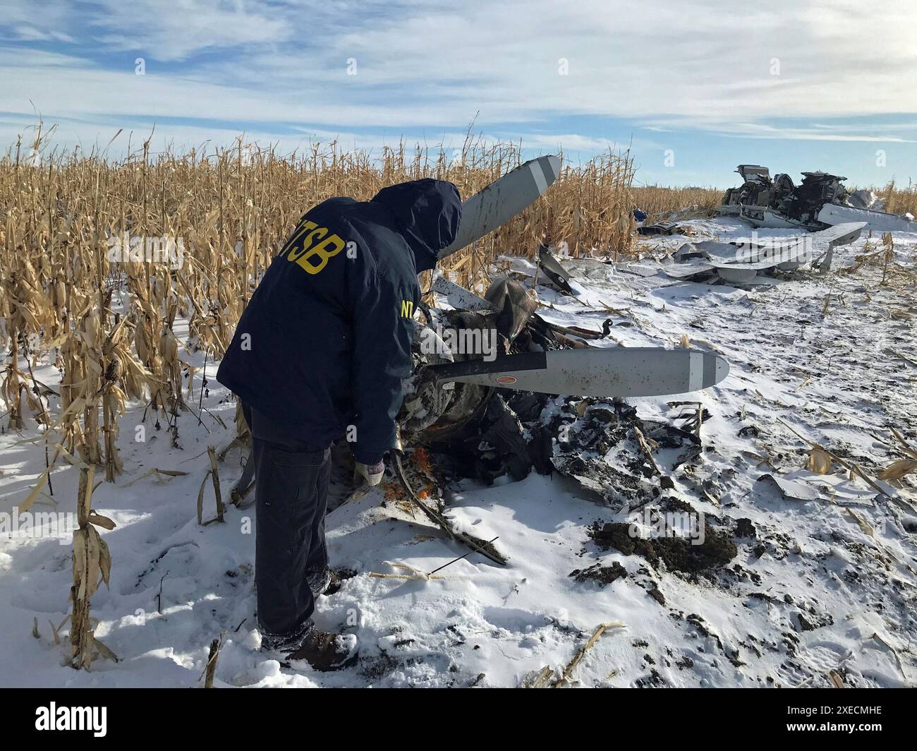 In questa foto, scattata lunedì a Chamberlain, South Dakota, un investigatore della sicurezza aerea dell'NTSB inizia l'esame iniziale del relitto del Pilatus PC-12 che si è schiantato il 30 novembre 2019 alle 12:30 CT poco dopo la partenza dall'aeroporto municipale di Chamberlain. Foto NTSB in questa foto, scattata lunedì a Chamberlain, South Dakota, un investigatore della sicurezza aerea dell'NTSB inizia l'esame iniziale del relitto del Pilatus PC-12 che si è schiantato il 30 novembre 2019, alle 12:30 CT poco dopo la partenza dall'aeroporto municipale di Chamberlain. Foto NTSB Foto Stock