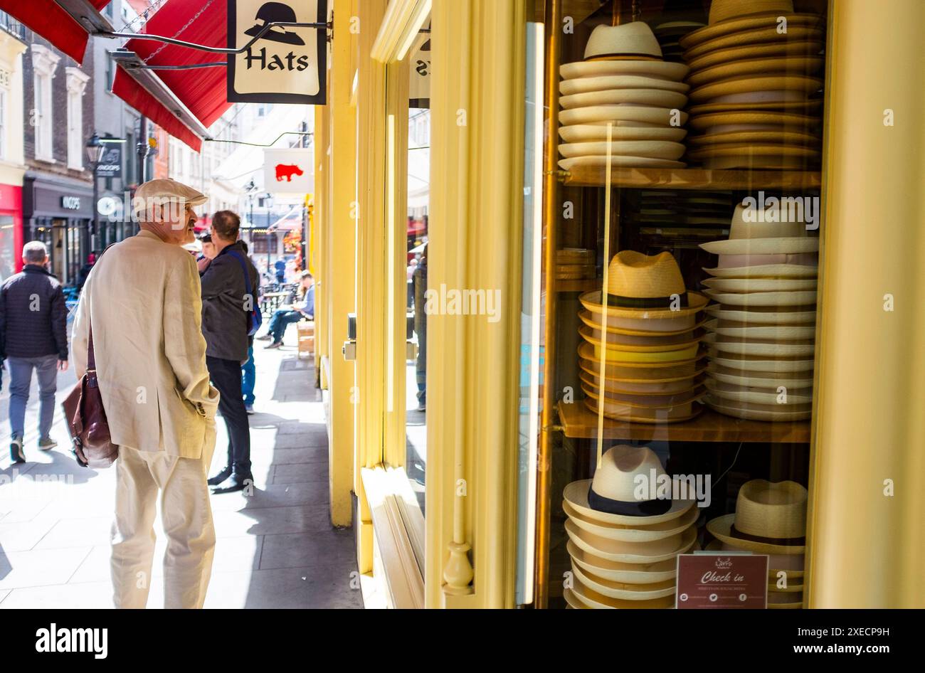 Un'elegante vetrina per gentiluomini a Laird Hats vicino a Covent Garden Londra, Inghilterra, Regno Unito Foto Stock