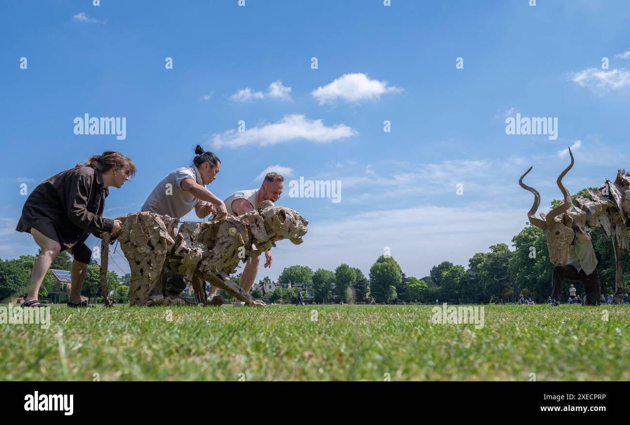 Wimbledon College of Arts, Londra, Regno Unito. 27 giugno 2024. The Walk Productions - il team dietro Little Amal - e Wimbledon College of Arts UAL - presentano The Herds, un nuovo progetto di arte pubblica della Walk Productions. Nel 2025, le mandrie vedranno grandi gruppi di burattini a grandezza naturale migrare verso nord attraverso 000 km attraverso l'Africa e l'Europa mentre fuggono dal disastro climatico. Il team creativo mostra gli animali in officina e fa i primi passi. Crediti: Malcolm Park/Alamy Live News Foto Stock