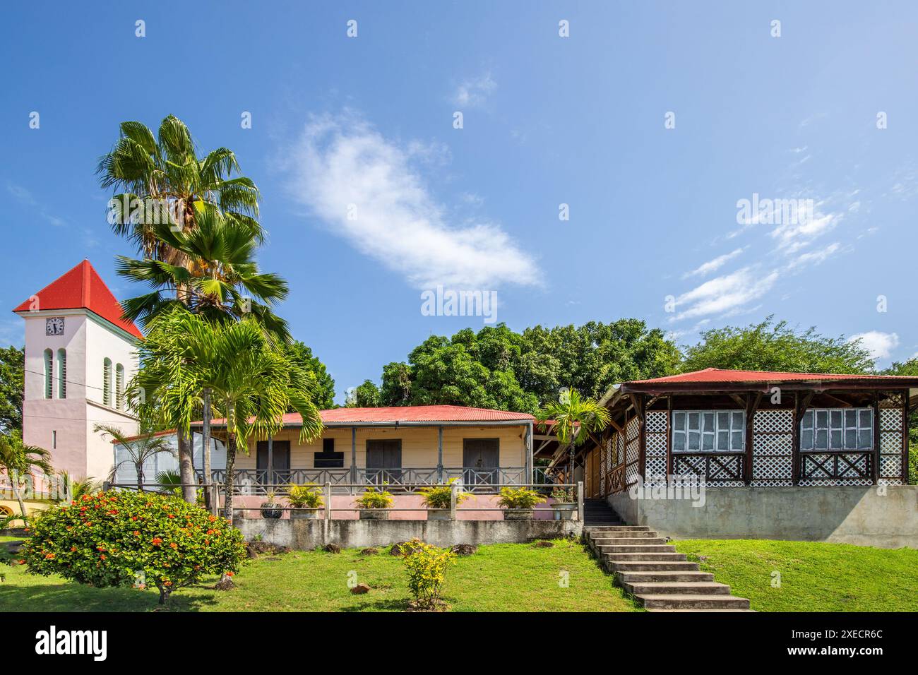 Deshaies, edifici caraibici in legno su una strada a Guadalupa, Caraibi, Foto Stock