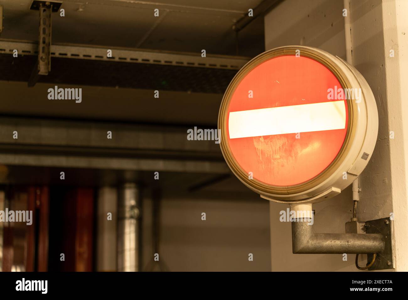 Non è illuminato alcun cartello di passaggio all'ingresso di un'area sotterranea. Foto Stock