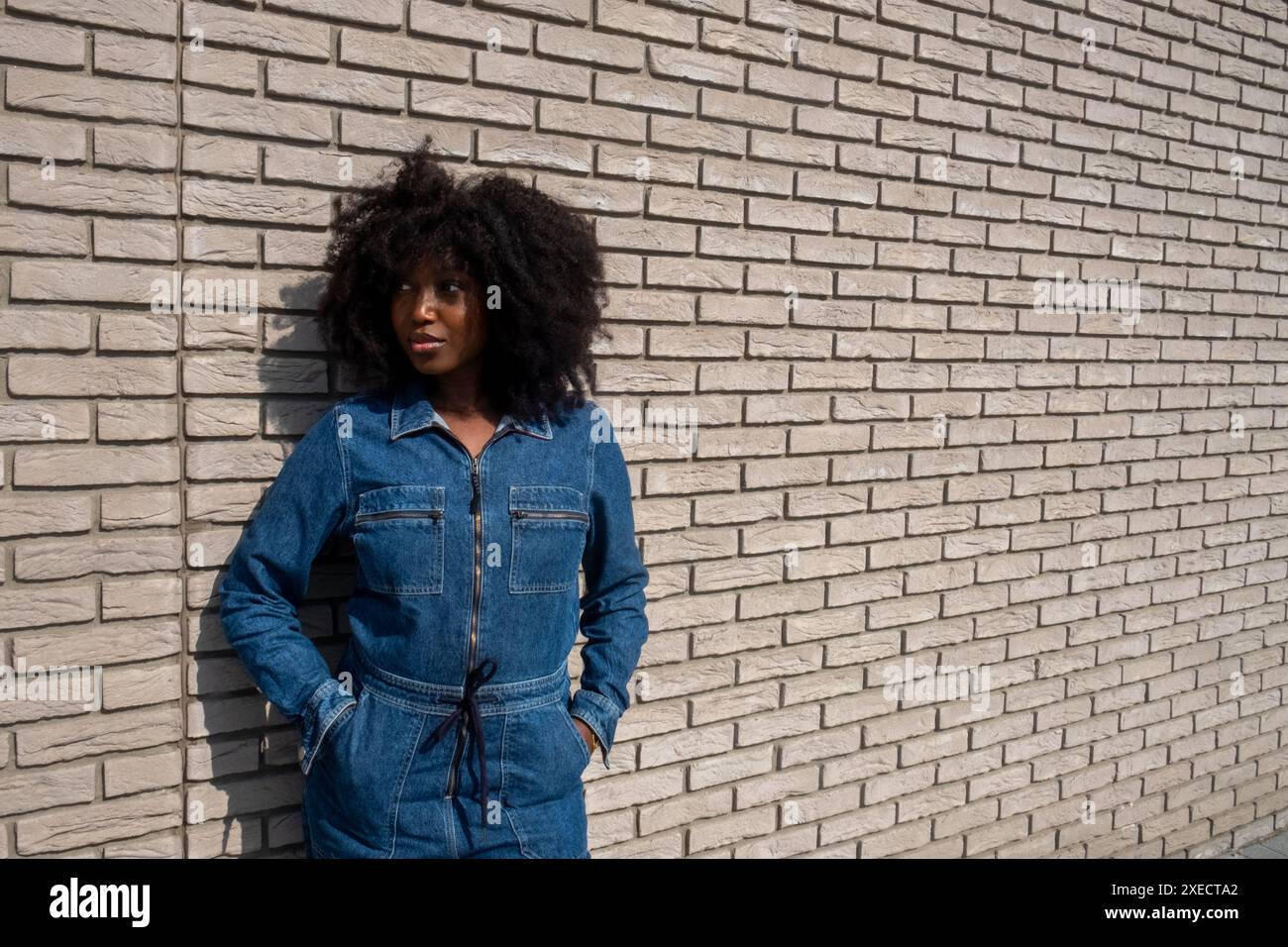 Giovane donna afro-americana in posa con un outfit alla moda in denim Foto Stock