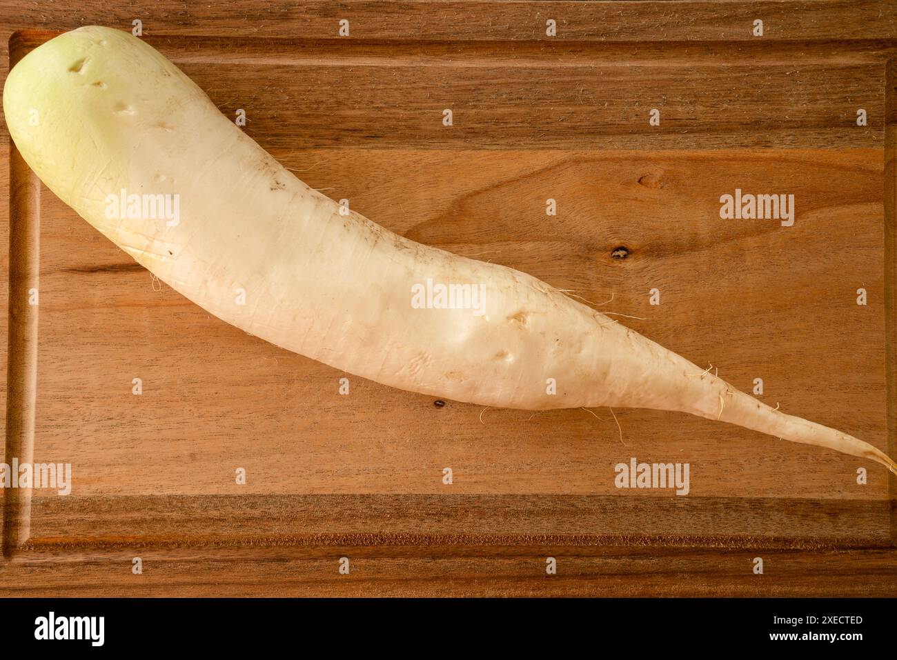 Primo piano di ravanello bianco su una tavola da snack in legno. Foto Stock