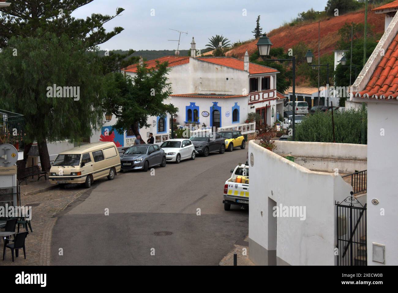 Portogallo, alte, 07.06.2024 alte ist eine Gemeinde Freguesia in der portugiesischen Algarve im Bezirk LoulÃ zwischen der Serra de Monchique und der Serra do Caldeirao. Foto: Blick auf die Hauptstrasse Stadt alte *** Portugal, alte, 07 06 2024 alte è un comune di Freguesia nell'Algarve portoghese nel distretto di LoulÃ tra la Serra de Monchique e la Serra do Caldeirao Photo View della strada principale alte Foto Stock