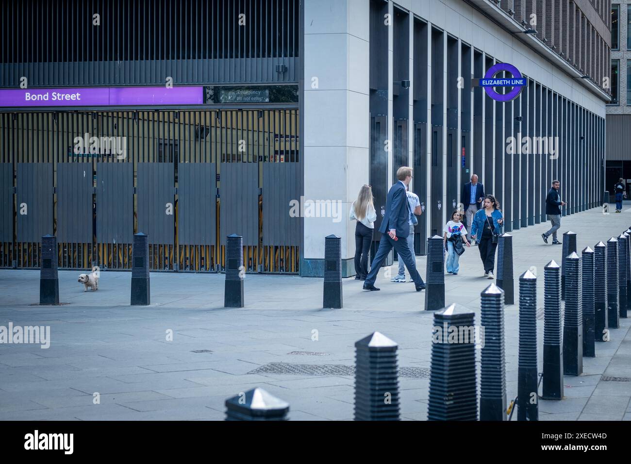 LONDRA - 17 GIUGNO 2024: Stazione di Bond Street, ingresso/uscita Elizabeth Line su Hanover Square, all'uscita di Oxford Street Foto Stock