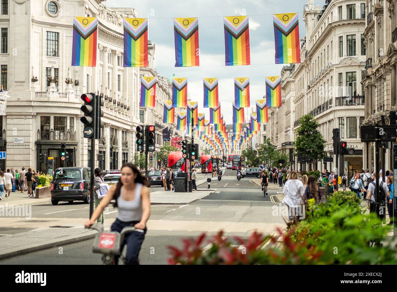 LONDRA - 17 GIUGNO 2024: Scena dello shopping in Regent Street. Punto di riferimento per la vendita al dettaglio a Londra Foto Stock