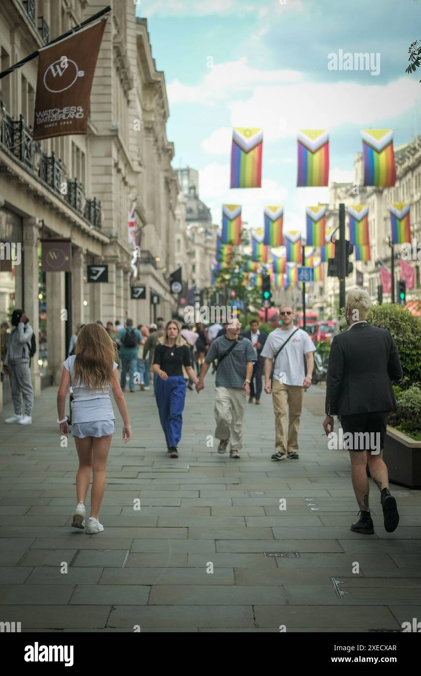 LONDRA - 17 GIUGNO 2024: Scena dello shopping in Regent Street. Punto di riferimento per la vendita al dettaglio a Londra Foto Stock