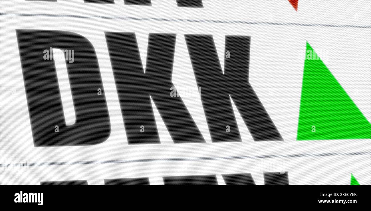 Iscrizione alla valuta della corona danese. Simbolo della corona danese e freccia verde, DKK in aumento. Cambio valuta, commercio, affari globali. Currency cy053s DKK Foto Stock