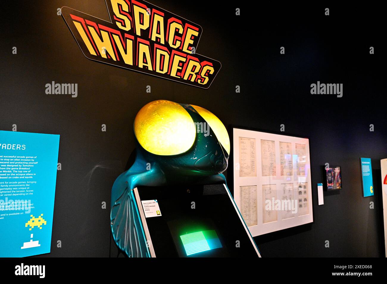 Edimburgo, Scozia, Regno Unito. 27 giugno 2024. Game On Exhibition è la più grande mostra interattiva al mondo sulla cultura e la storia dei videogiochi, che copre più di 50 anni di sviluppo di giochi. Con oltre 100 giochi giocabili, dai nostalgici arcade degli anni '80 e i favoriti della famiglia come Mario e Minecraft, alle uscite indipendenti che mettono in risalto il ruolo della Scozia come pioniere e leader mondiale nello sviluppo di giochi. Dal 29 giugno al 3 novembre al Museo Nazionale di Scozia. Crediti: Craig Brown/Alamy Live News Foto Stock